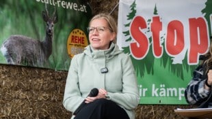 Ex-Ministerin Gewessler zog am Sonntag ins Protest-Camp ein.