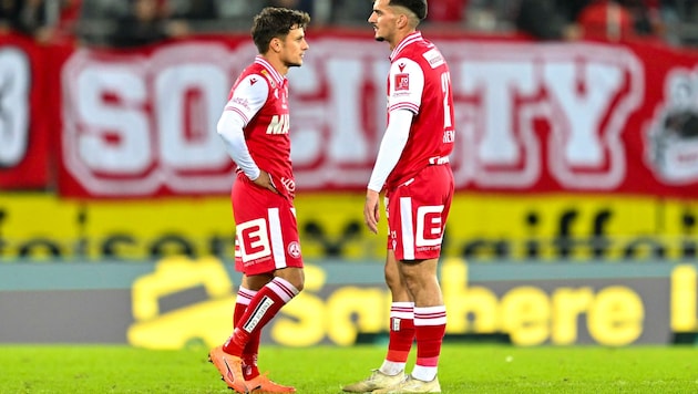 Die Spieler des GAK um Lichtenberger (li.) und Prenqi sind ratlos. Das Selbstvertrauen fehlt.