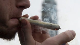 In der Jackentasche vergessen hatte der Mann den Joint angeblich. 