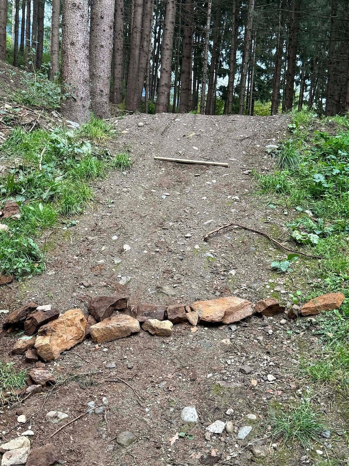 Der Täter verwendete auch Steine, um Biker zu behindern.