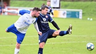 Mölltal-Kapitän Wallner (li./gegen Lagger) soll sich in der Offensive mit seinem Körper ...