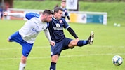 Mölltal-Kapitän Wallner (li./gegen Lagger) soll sich in der Offensive mit seinem Körper ...
