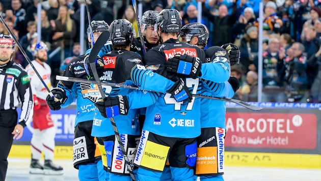 Die Black Wings jubeln gegen Salzburg.