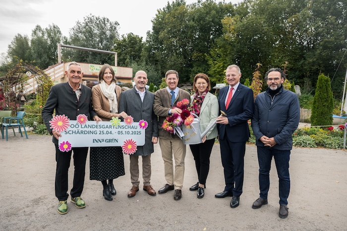 Staffel- bzw. Gießkannenübergabe von Schärding nach Wels, wo die nächste Landesgartenschau ...
