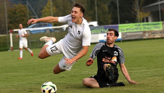 Hollersbachs Florian Seeber (links) muss nach diesem Foul verletzungsbedingt vom Platz.