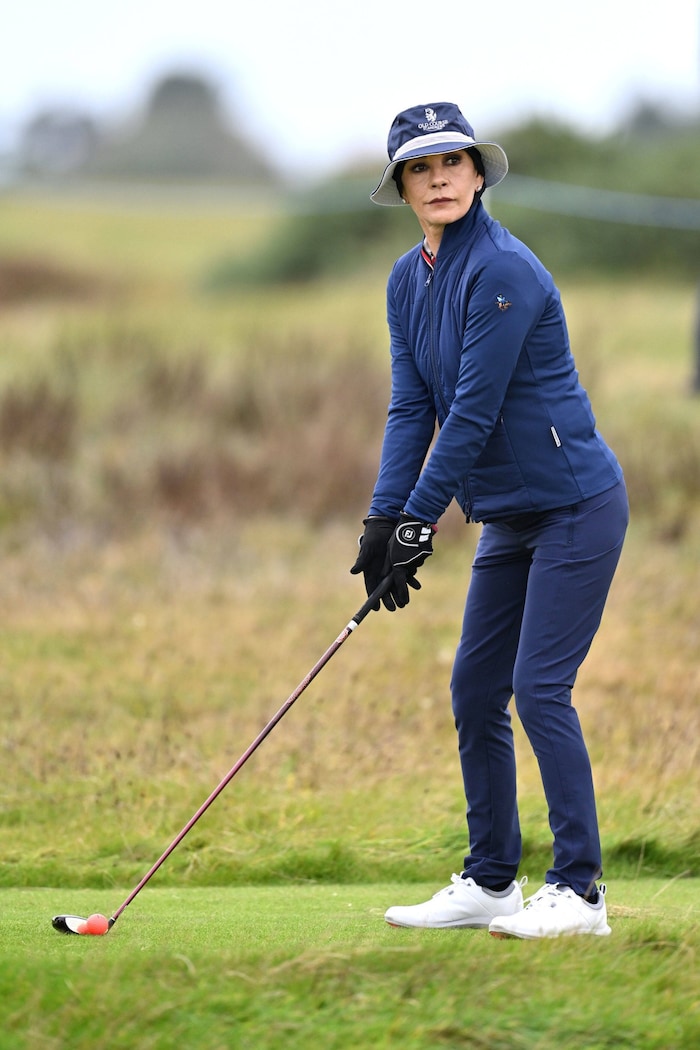 Catherine Zeta-Jones spielte mit einem roten Ball.
