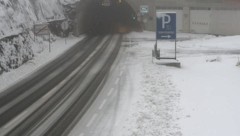 Auf Passstraßen wie dem Arlberg müssen sich die Autofahrer auf winterliche Verhältnisse ...
