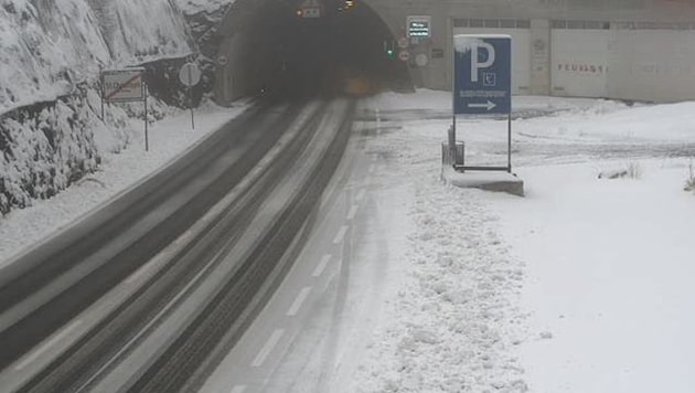 Auf Passstraßen wie dem Arlberg müssen sich die Autofahrer auf winterliche Verhältnisse ...