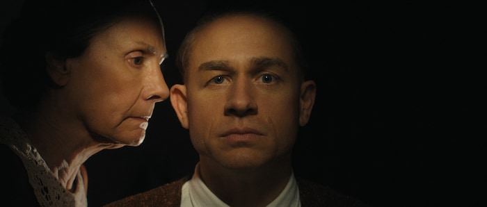 Auch die obsessive Beziehung von Ed Gein zu seiner Mutter wird in der Netflix-Serie in den Fokus ...