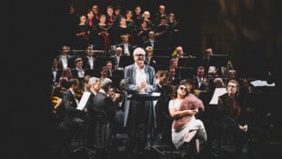 Harald Schmidt führt gekonnt durch die Handlung