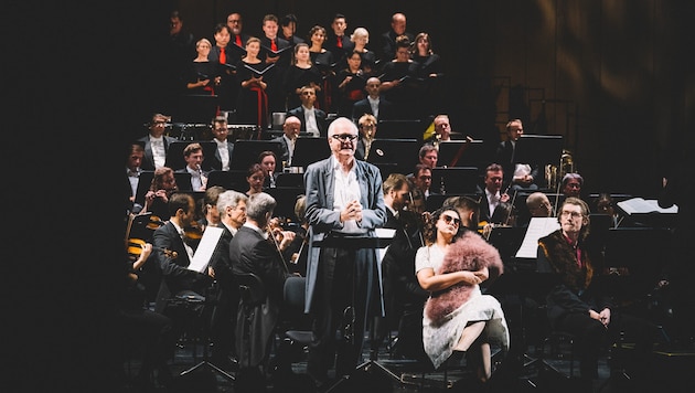 Harald Schmidt führt gekonnt durch die Handlung