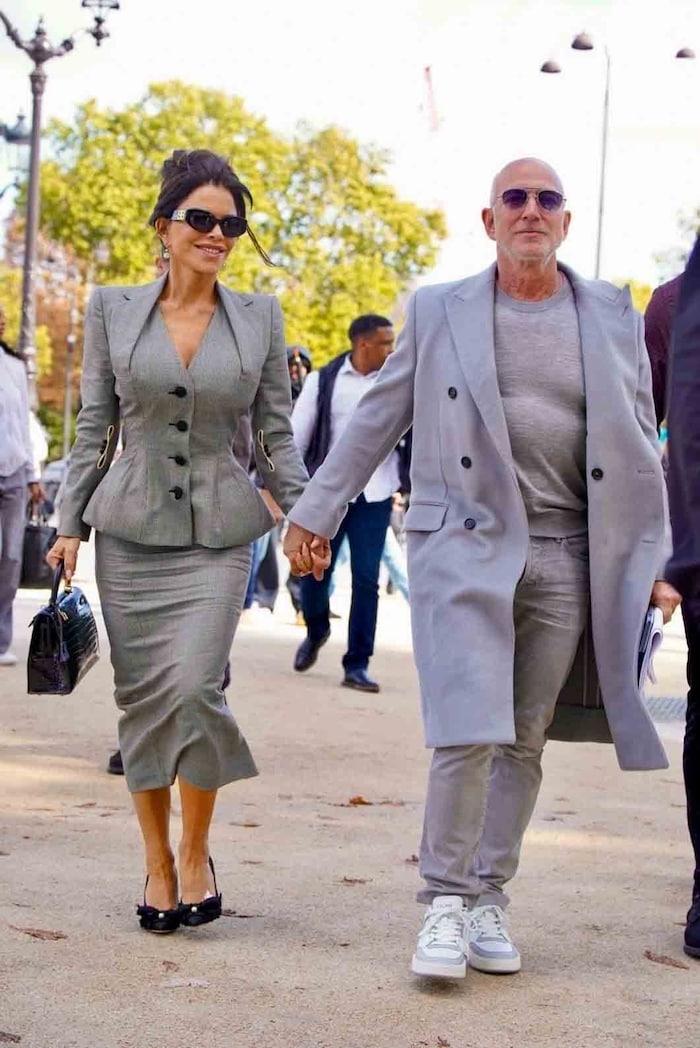 Sanchez strahlt Hand in Hand mit ihrem Liebsten.