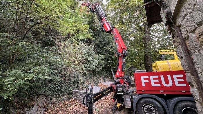 Viel Platz zum Arbeiten hatten die Helfer nicht.
