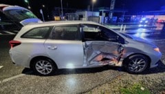 Eines der ramponierten Autos nach dem Unfall.