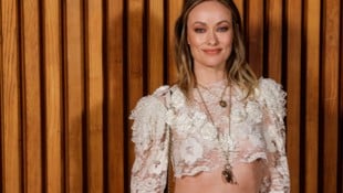 Olivia Wilde sorgte in Paris mal wieder mit einem sehr freizügigen Look für Aufsehen.