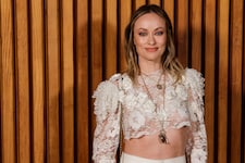 Olivia Wilde sorgte in Paris mal wieder mit einem sehr freizügigen Look für Aufsehen.