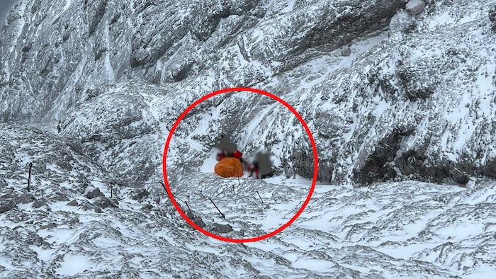 Auf der sogenannten Stopselzieherroute zur Zugspitze müssen jedes Jahr zahlreiche überforderte ...