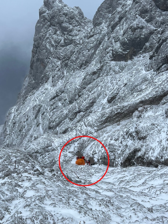 The alpinists were able to recover in the warm tent in between.