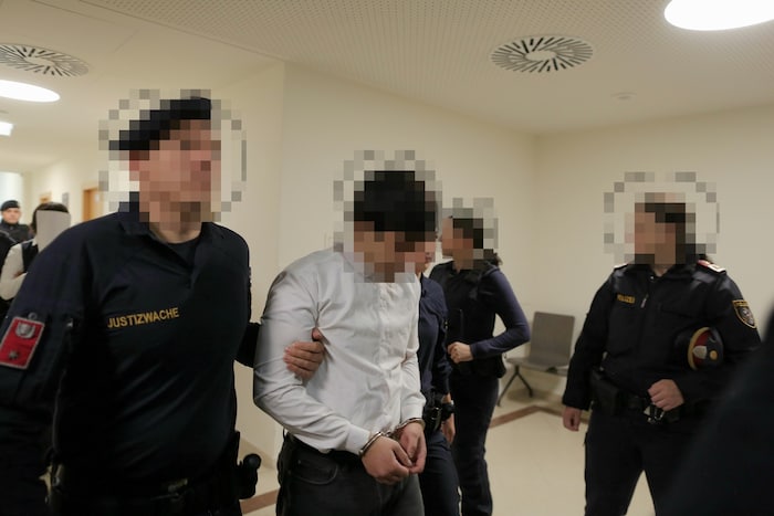 Auch der Zweit- und Drittangeklagte sitzen in Untersuchungshaft.