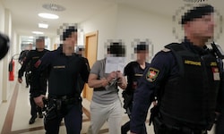 Dem Erstangeklagten drohen siebeneinhalb Jahre Gefängnis.