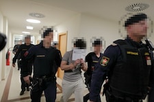 Dem Erstangeklagten drohen siebeneinhalb Jahre Gefängnis.