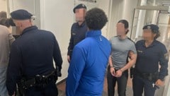 Die Angeklagten wurden aus der Untersuchungshaft vorgeführt.