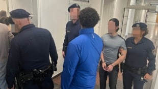 Die Angeklagten wurden aus der Untersuchungshaft vorgeführt.