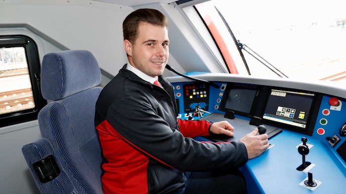 Triebwagenführer David Weißenbacher im Cockpit des neuen Interregio-Zugs von Siemens