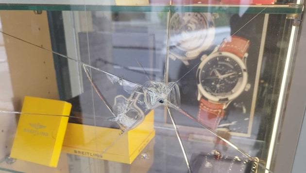 Der Täter zerschlug die Fenster mit einem spitzen Gegenstand.
