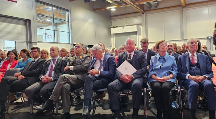 Bundespräsident Alexander Van der Bellen (re.) und Kanzler Christian Stocker erfuhren aus erster ...