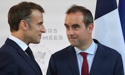 Von links: Frankreichs Präsident Emmanuel Macron und der zurückgetretene Premierminister ...