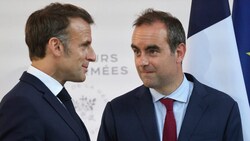 Von links: Frankreichs Präsident Emmanuel Macron und der zurückgetretene Premierminister ...