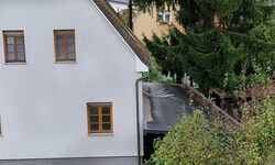 Vom schrägen Dachfenster fiel das Baby auf das Carportdach. Es hatte keine Überlebenschance.
