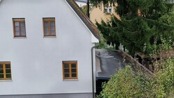 Vom schrägen Dachfenster fiel das Baby auf das Carportdach. Es hatte keine Überlebenschance.