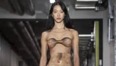 Ist das Mode oder kann das weg? Gaultier wagt mit haarigen Brüsten und mehr schrägen Designs ...