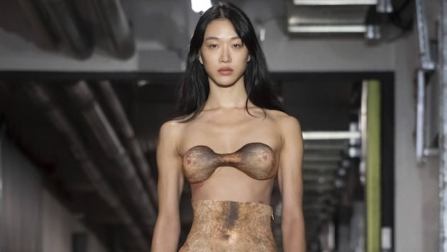 Ist das Mode oder kann das weg? Gaultier wagt mit haarigen Brüsten und mehr schrägen Designs ...