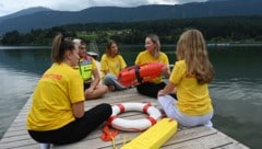 Die Jugendlichen werden zu Wasserrettern und Helfern ausgebildet.
