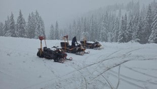 Auf der Tauplitzalm fahren schon die Schneemobile.