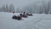 Auf der Tauplitzalm fahren schon die Schneemobile.