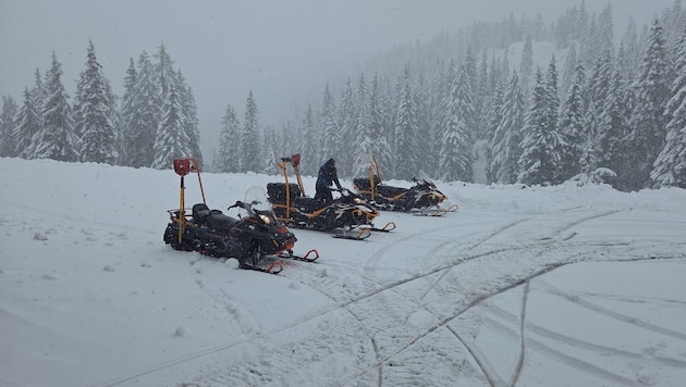 Auf der Tauplitzalm fahren schon die Schneemobile.