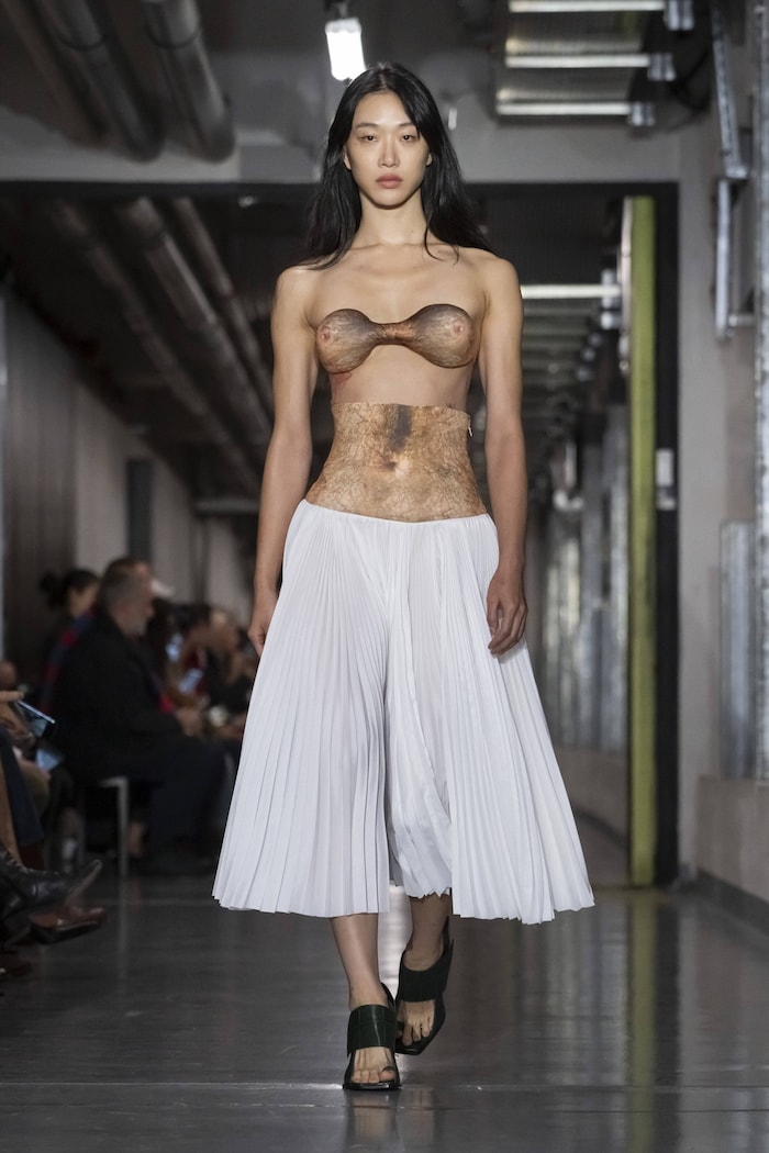 Werden haarige BHs im nächsten Sommer etwa zum absoluten Trend?