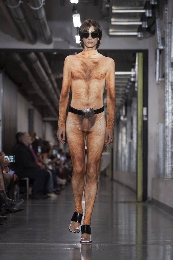 Die Haar-Suits gab es auch in der unzensierten Version am Laufsteg zu sehen.