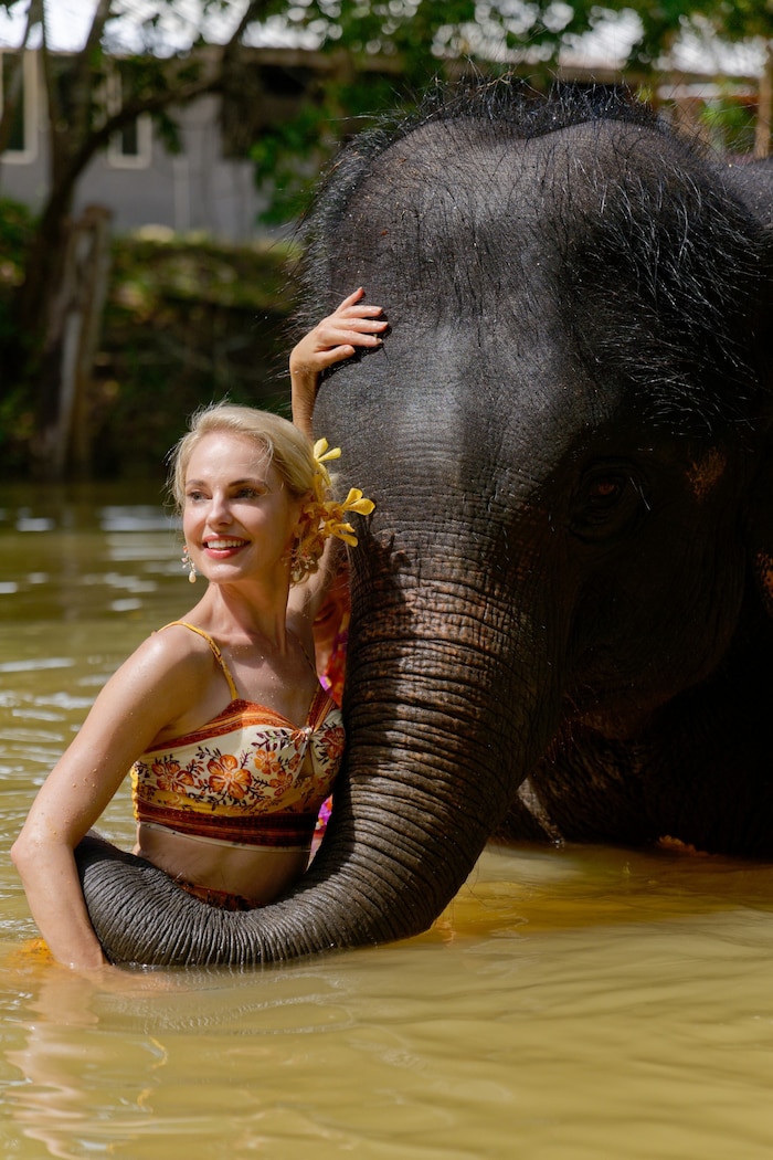 Einzigartiges Erlebnis: Silvia Schneider beim Bad im kühlen Nass mit einem Elefanten.