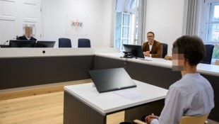 Der angeklagte Ex-Zivi mit Anwalt Andreas Mauhart vor der Richterin