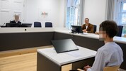 Der angeklagte Ex-Zivi mit Anwalt Andreas Mauhart vor der Richterin