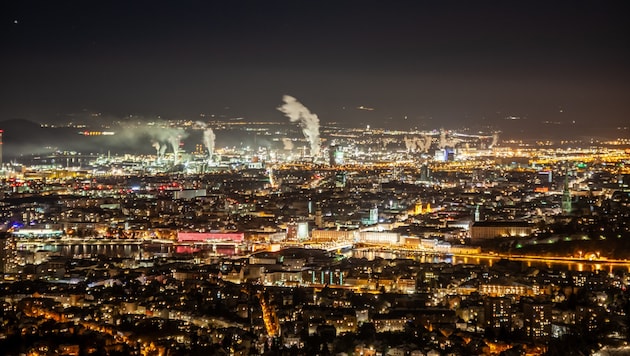 Der Lichtverschmutzung in Linz wird mit der Aktion „Werbebeleuchtung aus ab 22 Uhr“ der Kampf ...