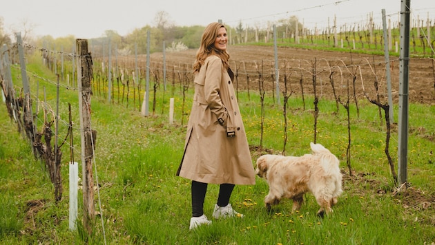 Pia Strehn mit einem ihrer beiden Golden Retriever im Weingarten.