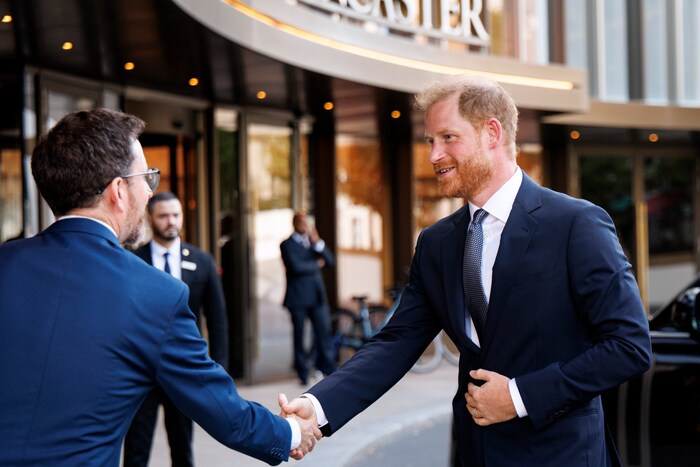 Prinz Harry vor dem Lancaster Hotel in London