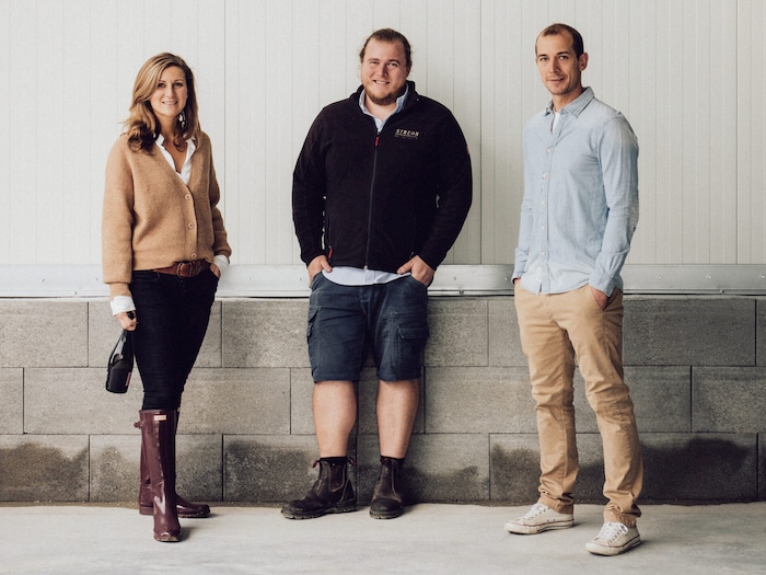 Mit ihren jüngeren Brüdern, die am Familien-Weingut als Kellermeister arbeiten. Patrick hat die ...