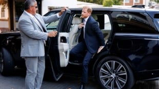 Schock-Moment für Harry! Beim England-Besuch zeigt er sich entspannt – da ahnt er nicht, dass ...